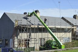 Haus mit Baugerüst Ein Haus ist eingerüstet.