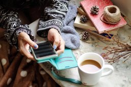 Frau am Handy Eine Frau ist sitzend in ihr Smartphone vertieft.
