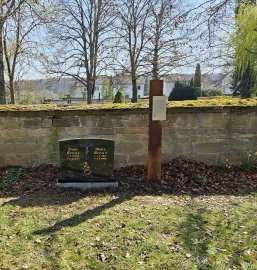 Grabstein und Infostele für Franz Kreuz