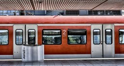 Eine S-Bahn steht im Bahnhof