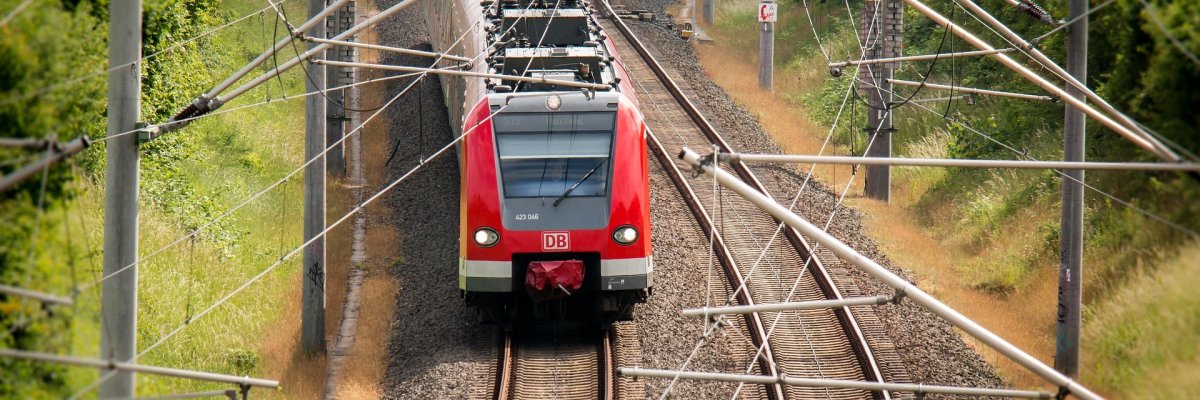 Eine S-Bahn steht im Bahnhof