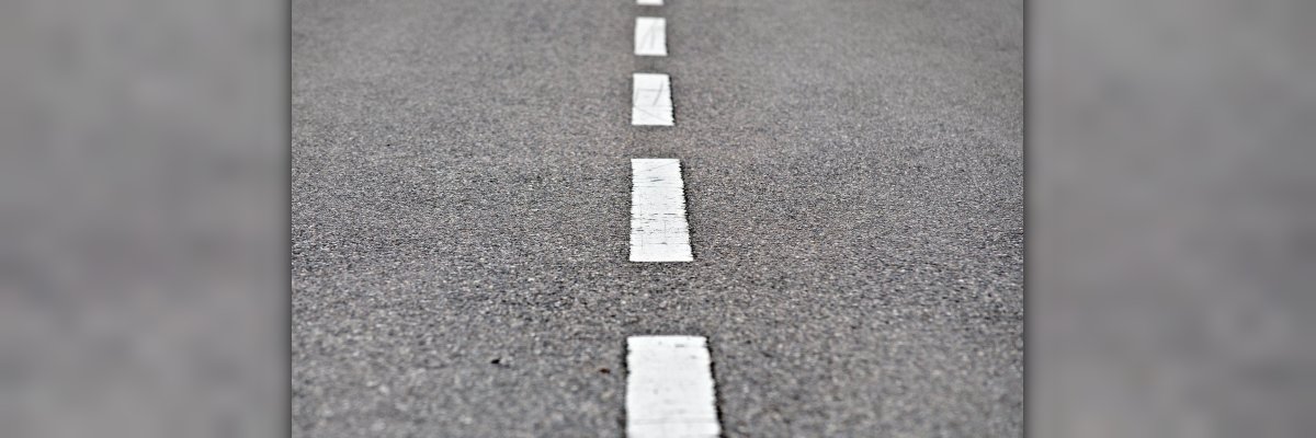 Nahaufnahme des Mittelstreifens einer Straße