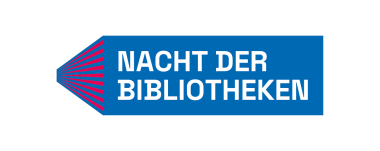 Foto einer Frau, die Kindern ein Buch vorliest