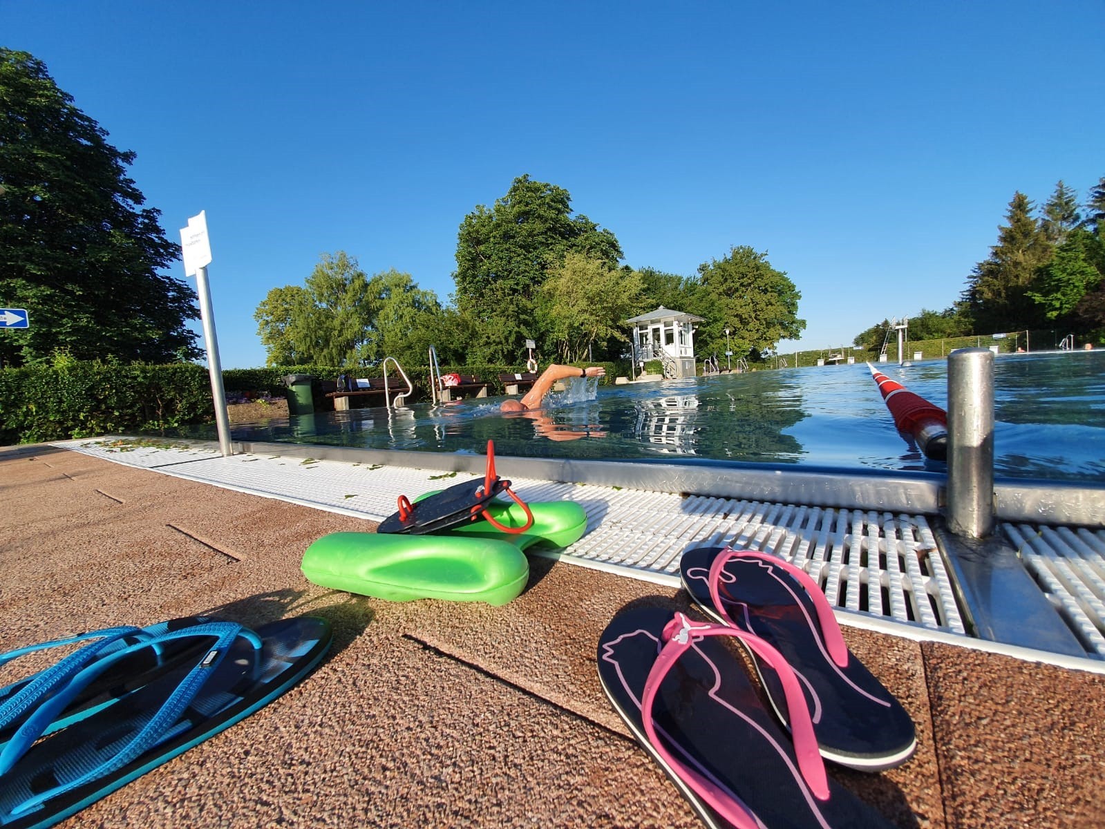 Freibad Renningen Badeschuhe am Beckenrand